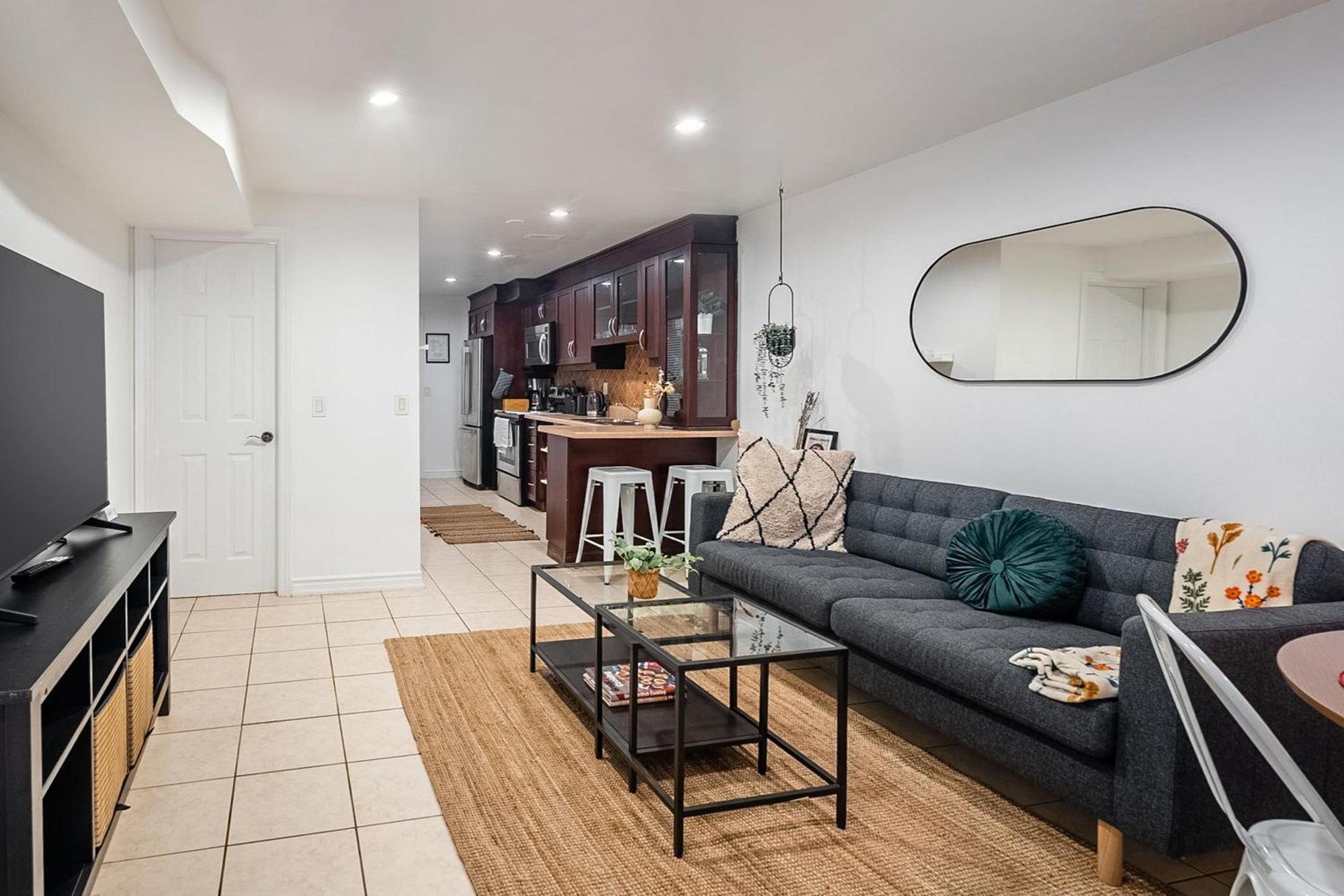 Basement Suite With Private Patio In Davenport Toronto Exterior foto